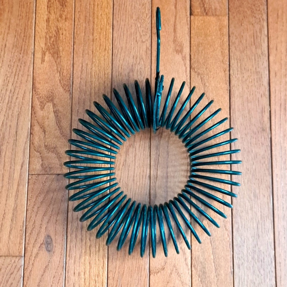 Peanut wreath feeder